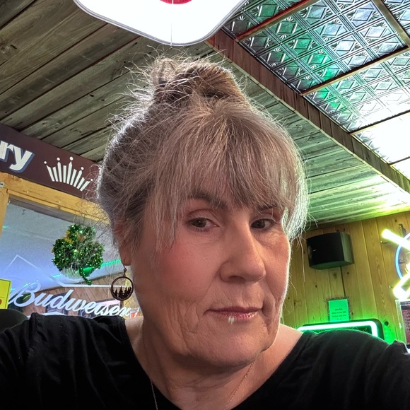 Meet your Posher, Lisa - Picture 1 of 2